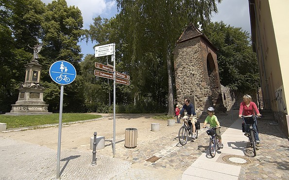 Radeln an der Bernauer Stadtmauer, Foto: WITO Barnim GmbH, Jürgen Rocholl