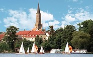 Stadtkirche Fürstenberg/Havel vom Baalensee aus gesehen (Foto: Stadt Fürstenberg/Havel)