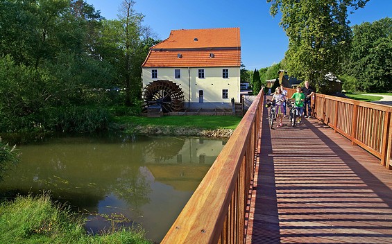 Radlerpause an der Elstermühle in Plessa, Foto: Lars Reßler Fotografie