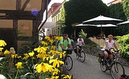 Radfahrer vor Beeskows aeltestem Haus, Foto: Tourismuszentrale Beeskow e.V.