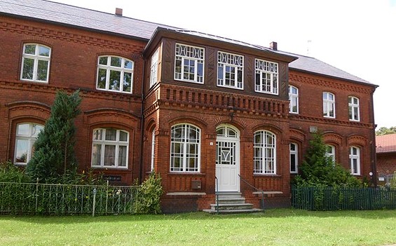 Hausansicht mit neuer Mitteltuer