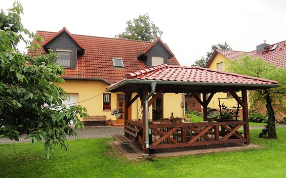 Außenansicht mit Freisitz