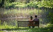 Bank am Wasser im Schlosspark Ragow, Foto: Florian Läufer