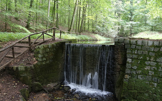 Wasserfall im Cöthener Park, Foto: Lothar Grewe