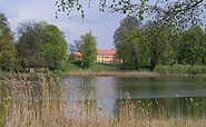 Gutspark Petzow - Blick über den Haussee zum Waschhaus und Schloss, Foto: Yvonne Schmiele