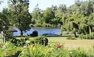 Blick auf See durch Garten der Ferienwohnungen &amp; Bungalow am Oderberg See, Foto: Renate Peters