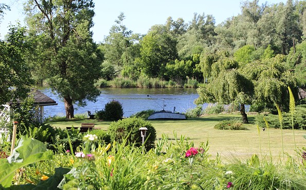 Blick auf See durch Garten der Ferienwohnungen &amp; Bungalow am Oderberg See, Foto: Renate Peters