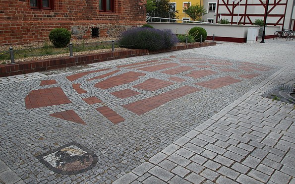 Mittelalterlicher Stadtgrundriss vor dem Abtshof Reformation in Jüterbog, Foto: Tourismusverband Fläming e.V./A.Stein