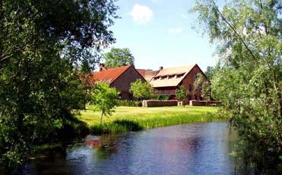 Blick zum Landgasthof vom Wasser, Foto: Landgasthof