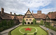 Schloss Cecilienhof - Innenhof mit Sternenbeet, Foto: Stiftung Preußische Schlösser und Gärten Berlin-Brandenburg / Leo Seidel