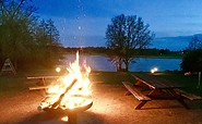 Ferienparadies Seebeck, Feuerschale mit Abendstimmung