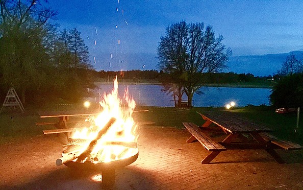 Ferienparadies Seebeck, Feuerschale mit Abendstimmung