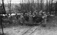 Häftlingsfrauen beim Beladen von Loren, Foto: Mahn- und Gedenkstätte Ravensbrück / SS Propagandafoto