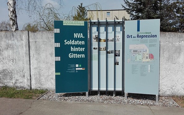 Informationstafel am Eingang zur ehemaligen Disziplinareinheit, Foto: Stadtmuseum Schwedt/Oder, Ursula Dittberner