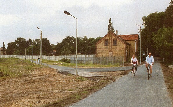 Mauer 1990 am Gutskindergarten, Foto: Ortschronik Groß Glienicke/Annelies Laude