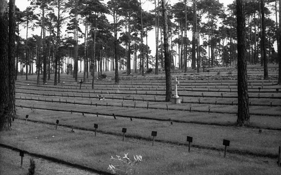Auf dem Zentralfriedhof in Halbe September 1955: Übersicht über die Grabfeldanlagen, Foto: Peter Heinz Junge