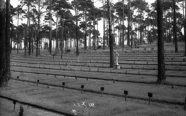 Auf dem Zentralfriedhof in Halbe September 1955: Übersicht über die Grabfeldanlagen, Foto: Peter Heinz Junge