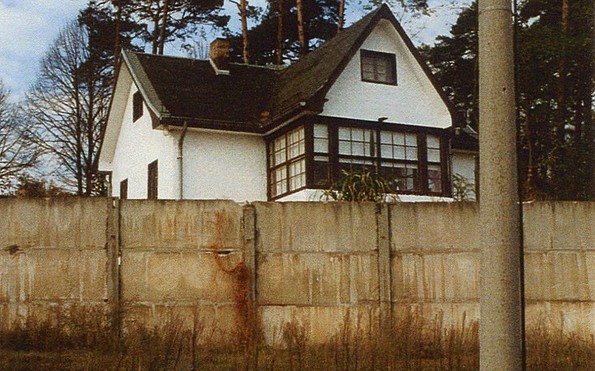 Mauer 1990 mit heute nicht mehr existierendem Haus, Foto: Ortschronik Groß Glienicke/Annelies Laude