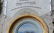 Gedenktafel für Libertas Schulze-Boysen über dem Kapellenfenster im Schloss Liebenberg, Foto: ZZF / Hans - Hermann Hertle