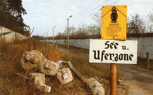 Uferzone mit Mauer 1990, Foto: Ortschronik Groß Glienicke/Annelies Laude