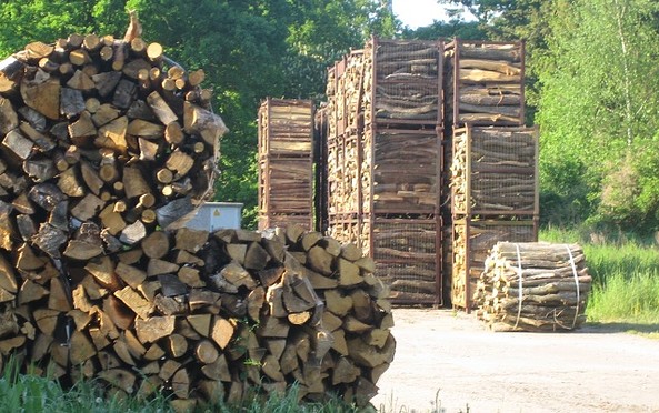 Bergschäferei / Die Biokelterei - Brennholz auf dem Hof