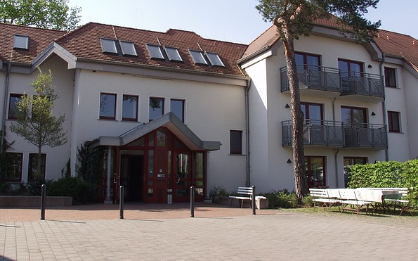 Apartment-Haus (Eingang: von vorn), Foto: Witt