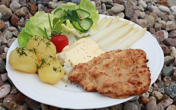 Schnitzel mit frischem Spargel, Foto: Spargel- und Himbeerhof