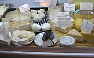 Käse gibt es auf dem Gut Ogrosen, Foto: Peter Becker