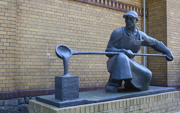Eisenguss eines Stahlgießers vor dem Museum, Bildhauer: Reinhold/Löhner, Foto: Foto: Kunstgussmuseum Lauchhammer