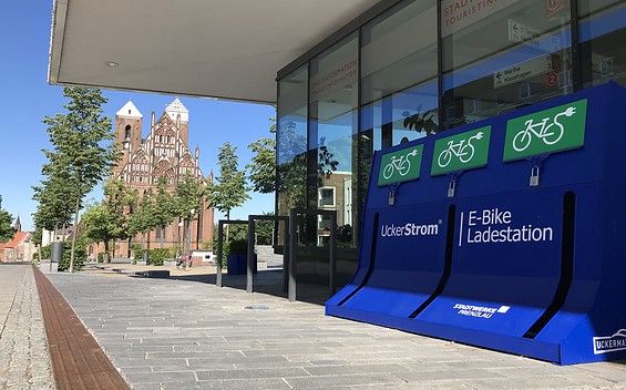 E-Bike - Ladestation vor der TI Prenzlau, Foto: A. Hoppe