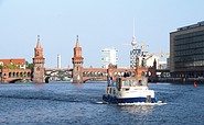 Komoran 1280 vor der Oberbaumbrücke in Berlin, Foto: KUHNLE-TOURS GmbH