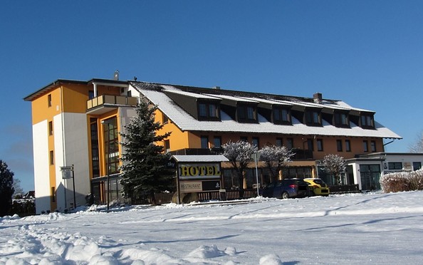 Aussenansicht im Winter, Foto: Hotel &amp; Restaurant Willmersdorfer Hof