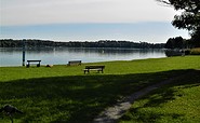 Gedenkstele, Ligewiese und Sitzbänke mit dem Blick auf den Schwielochsee, Foto: TEG