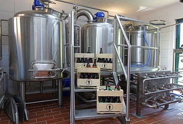 Brauanlage mit Kisten, Foto: Familie von Billerbeck