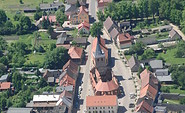 Luftbil mit Blick auf die zwei Kirchen im Stadtzentrum, Foto: TEG