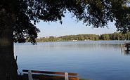 Sitzbänke mit Blick auf den See, Foto: TEG