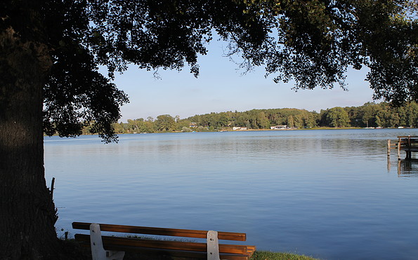 Sitzbänke mit Blick auf den See, Foto: TEG