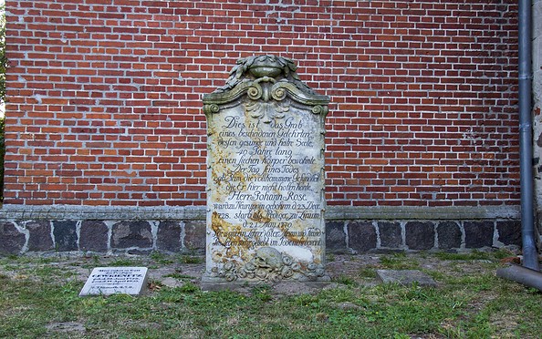Grabstein vor der Dorfkirche in Linum, Foto: ScottyScout