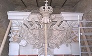 Wappenkartusche über dem Hauptportal, Foto: Thomas Bolze, Copyright SGP