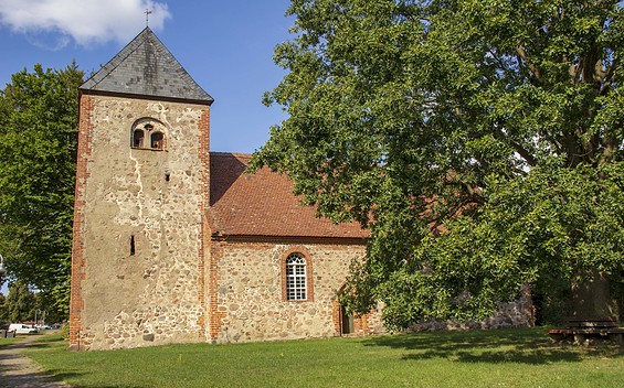 Außenansicht der Kirche Dorf Zechlin, Foto: ScottyScout