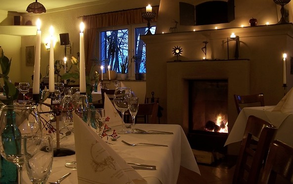 Laid table vis-à-vis fireplace, photo: Restaurant on Pfingstberg