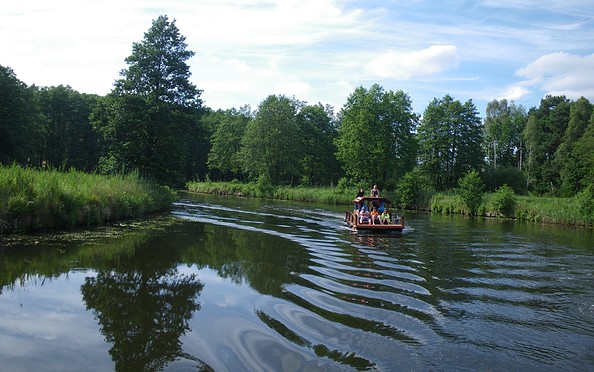 Huckleberrys Tour - Floß unterwegs am grünen Ufer, Foto: Huckleberrys Tour
