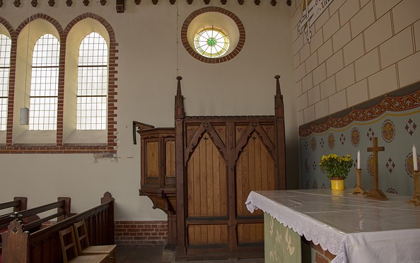Altar der Dorfkirche Kleinzerlang, Foto: ScottyScout