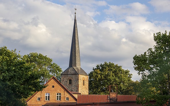 Kirchturmspitze der Dorfkirche Dierberg. Foto: ScottyScout