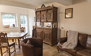 Wohnzimmer mit historischen Möbeln im Fläminger Cottage, Foto: TMB-Fotoarchiv/Steffen Lehmann