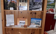 Bücherregal in der Touristinformation, Foto: Tourismusverrein Westhavelland e. V.