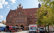 Wochenmarkt vor dem Rathaus in Jüterbog, Foto: TMB-Fotoarchiv/ScottyScout