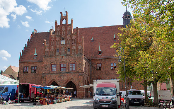 Wochenmarkt vor dem Rathaus in Jüterbog, Foto: TMB-Fotoarchiv/ScottyScout