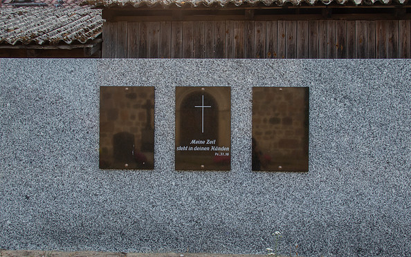 Messingtafeln auf dem Kirchhof, Foto: TMB-Fotoarchiv/ScottyScout