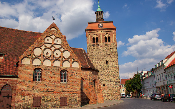 St. Johanniskirche und Marktturm in Luckenwalde, Foto: TMB-Fotoarchiv/ScottyScout